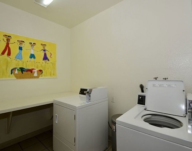 1348 N Sierra Bonita Avenue - Photo Thumbnail 14