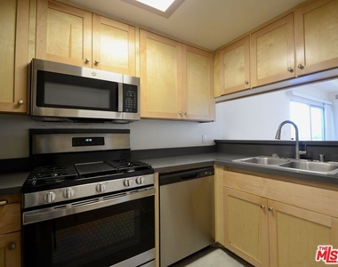 1348 N Sierra Bonita Avenue - Photo Thumbnail 3