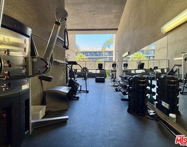 1348 N Sierra Bonita Avenue - Photo Thumbnail 12