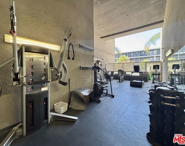 1348 N Sierra Bonita Avenue - Photo Thumbnail 11