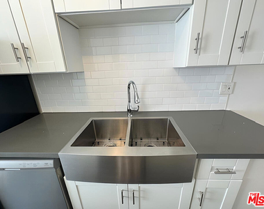1026 N Genesee Avenue - Photo Thumbnail 7