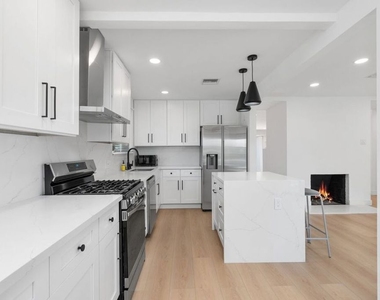 14348 Collins Street - Photo Thumbnail 13