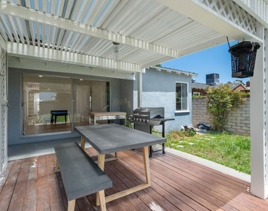 14348 Collins Street - Photo Thumbnail 25