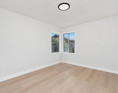 14348 Collins Street - Photo Thumbnail 21