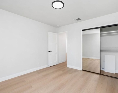 14348 Collins Street - Photo Thumbnail 23