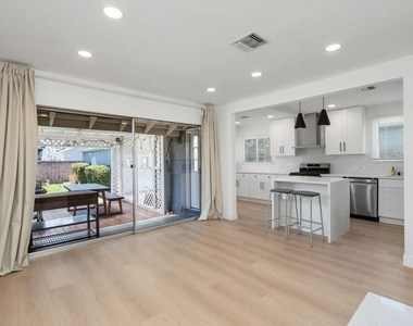 14348 Collins Street - Photo Thumbnail 10