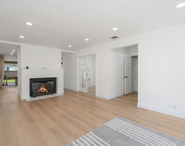 14348 Collins Street - Photo Thumbnail 6