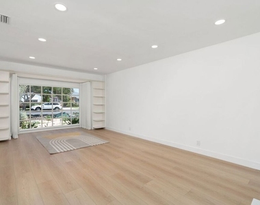 14348 Collins Street - Photo Thumbnail 4