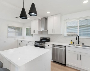 14348 Collins Street - Photo Thumbnail 14