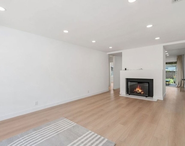 14348 Collins Street - Photo Thumbnail 7