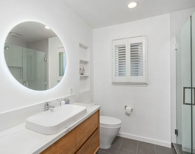 14348 Collins Street - Photo Thumbnail 16