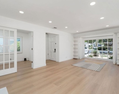 14348 Collins Street - Photo Thumbnail 5