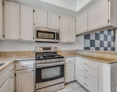 10924 Bloomfield Street - Photo Thumbnail 13