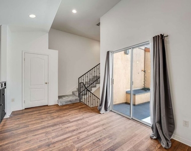 10924 Bloomfield Street - Photo Thumbnail 18