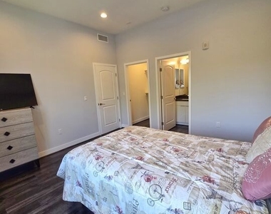 2651 S Hobart Blvd - Photo Thumbnail 9
