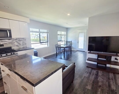 2651 S Hobart Blvd - Photo Thumbnail 1