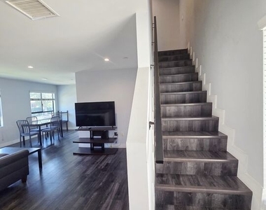 2651 S Hobart Blvd - Photo Thumbnail 2
