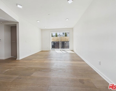 850 Crenshaw Boulevard - Photo Thumbnail 2