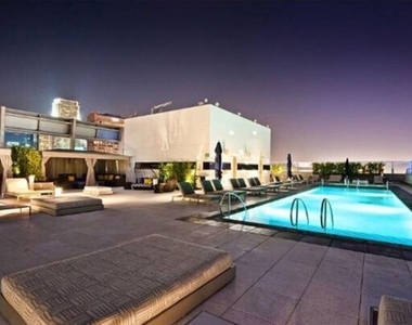 900 W Olympic Boulevard - Photo Thumbnail 16