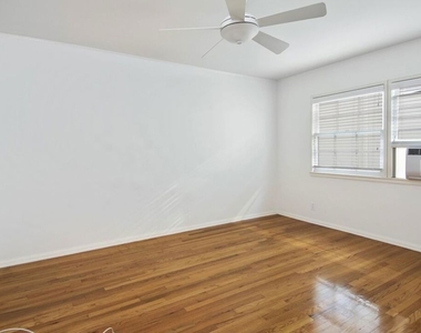 8569 Holloway Drive - Photo Thumbnail 7
