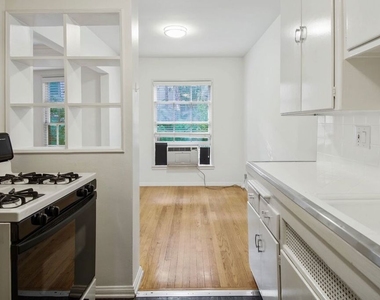 8569 Holloway Drive - Photo Thumbnail 5