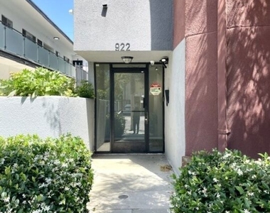922 N Hudson Avenue - Photo Thumbnail 7