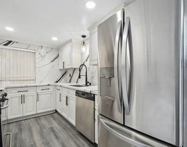 807 N Alfred Street - Photo Thumbnail 6