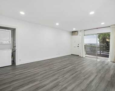 807 N Alfred Street - Photo Thumbnail 2