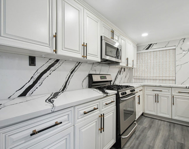 807 N Alfred Street - Photo Thumbnail 5