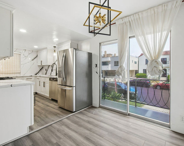 807 N Alfred Street - Photo Thumbnail 4