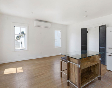1310 1/2 Lucile Avenue - Photo Thumbnail 5