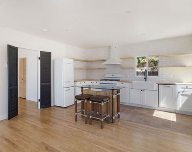 1310 1/2 Lucile Avenue - Photo Thumbnail 2