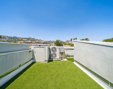 1223 N Hayworth Avenue - Photo Thumbnail 10