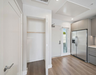 1223 N Hayworth Avenue - Photo Thumbnail 8