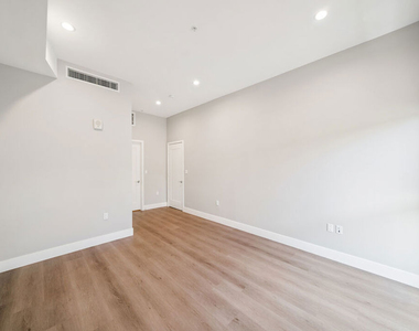 1223 N Hayworth Avenue - Photo Thumbnail 14