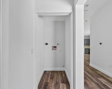 6635 Riverton Avenue - Photo Thumbnail 13