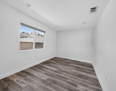6635 Riverton Avenue - Photo Thumbnail 21