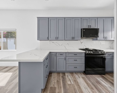 6635 Riverton Avenue - Photo Thumbnail 9