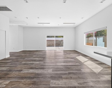 6635 Riverton Avenue - Photo Thumbnail 10