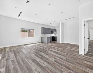 6635 Riverton Avenue - Photo Thumbnail 5