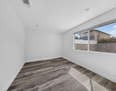 6635 Riverton Avenue - Photo Thumbnail 19