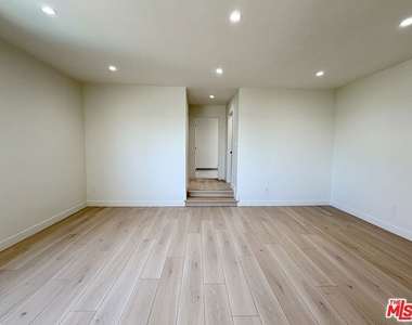 5237 Newcastle Avenue - Photo Thumbnail 26