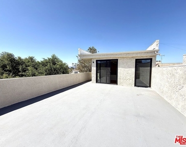 5237 Newcastle Avenue - Photo Thumbnail 43