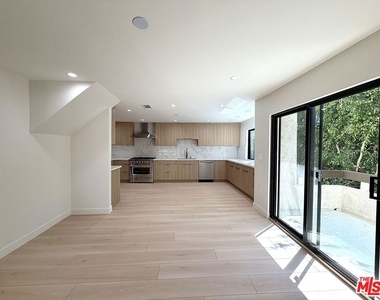 5237 Newcastle Avenue - Photo Thumbnail 19