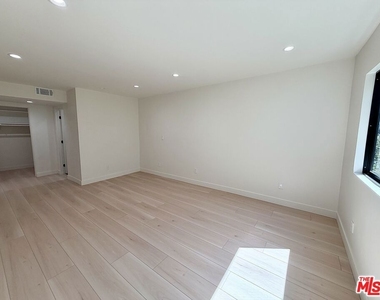 5237 Newcastle Avenue - Photo Thumbnail 35