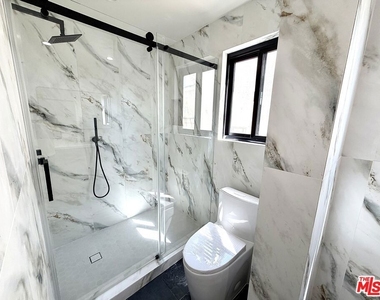 5237 Newcastle Avenue - Photo Thumbnail 37