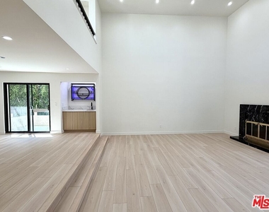 5237 Newcastle Avenue - Photo Thumbnail 4