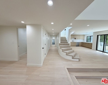 5237 Newcastle Avenue - Photo Thumbnail 6