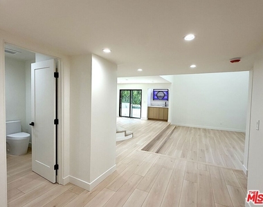 5237 Newcastle Avenue - Photo Thumbnail 3