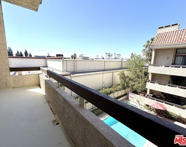 5237 Newcastle Avenue - Photo Thumbnail 11